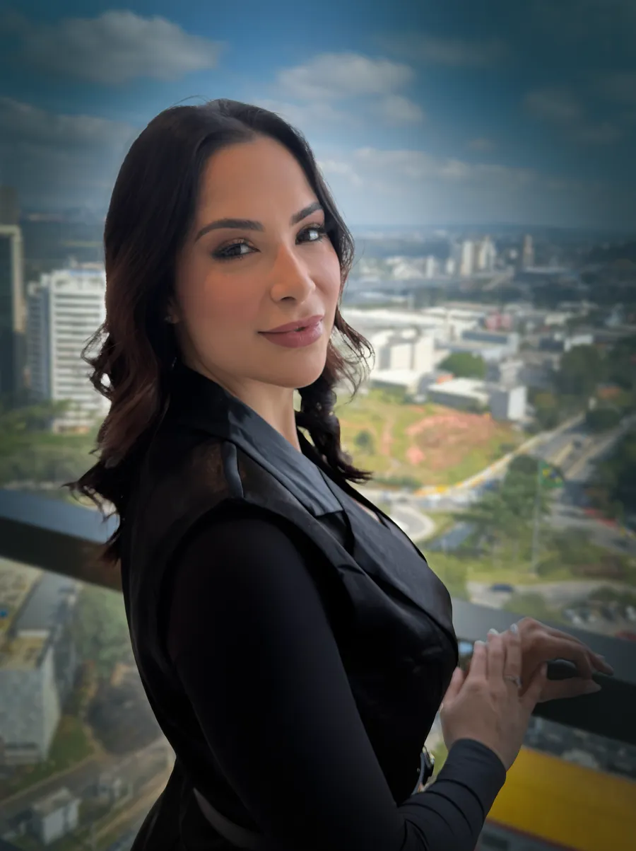 Dra. Bruna Gabriele, retrato com a cidade ao fundo